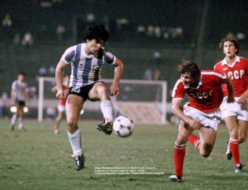 El fotógrafo japonés Masahide Tomikoshi sorprendió al mundo al compartir inéditas imágenes de un joven Diego Armando Maradona. Las fotos, de su propia autoría, las sacó durante el Mundial Juvenil que conquistó la albiceleste en tierras niponas. También compartió registros del Mundial de México 1986. El fotógrafo japonés Masahide Tomikoshi sorprendió al mundo al compartir inéditas imágenes de un joven Diego Armando Maradona. Las fotos, de su propia autoría, las sacó durante el Mundial Juvenil que conquistó la albiceleste en tierras niponas. También compartió registros del Mundial de México 1986.