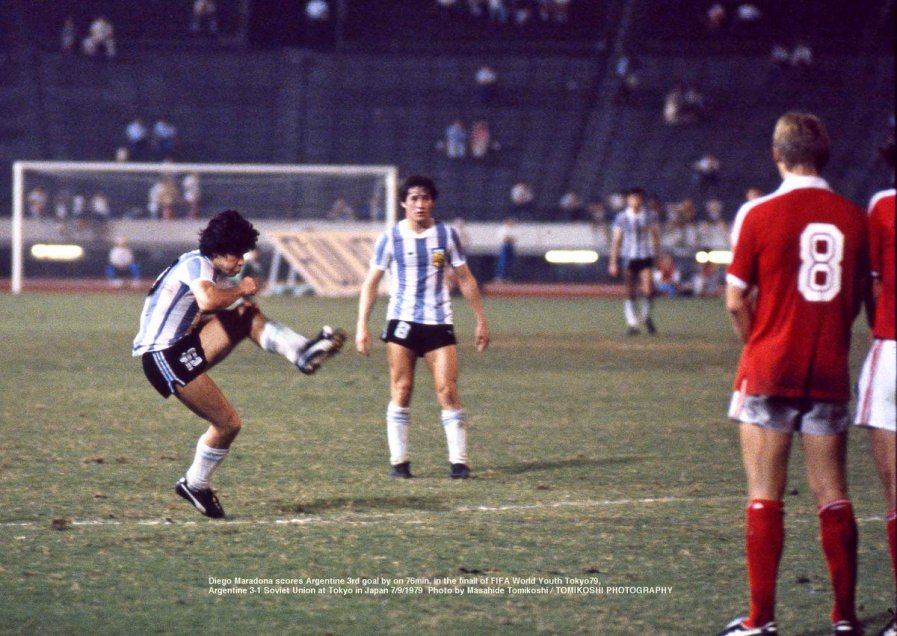 El fotógrafo japonés Masahide Tomikoshi sorprendió al mundo al compartir inéditas imágenes de un joven Diego Armando Maradona. Las fotos, de su propia autoría, las sacó durante el Mundial Juvenil que conquistó la albiceleste en tierras niponas. También compartió registros del Mundial de México 1986. El fotógrafo japonés Masahide Tomikoshi sorprendió al mundo al compartir inéditas imágenes de un joven Diego Armando Maradona. Las fotos, de su propia autoría, las sacó durante el Mundial Juvenil que conquistó la albiceleste en tierras niponas. También compartió registros del Mundial de México 1986.
