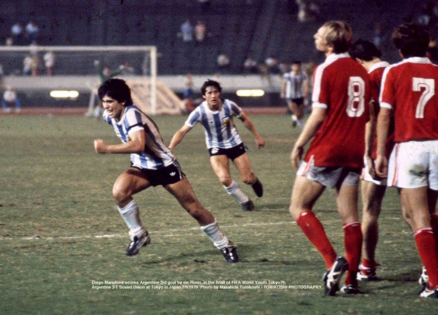 El fotógrafo japonés Masahide Tomikoshi sorprendió al mundo al compartir inéditas imágenes de un joven Diego Armando Maradona. Las fotos, de su propia autoría, las sacó durante el Mundial Juvenil que conquistó la albiceleste en tierras niponas. También compartió registros del Mundial de México 1986. El fotógrafo japonés Masahide Tomikoshi sorprendió al mundo al compartir inéditas imágenes de un joven Diego Armando Maradona. Las fotos, de su propia autoría, las sacó durante el Mundial Juvenil que conquistó la albiceleste en tierras niponas. También compartió registros del Mundial de México 1986.