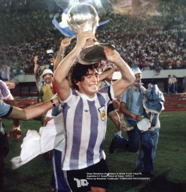 El fotógrafo japonés Masahide Tomikoshi sorprendió al mundo al compartir inéditas imágenes de un joven Diego Armando Maradona. Las fotos, de su propia autoría, las sacó durante el Mundial Juvenil que conquistó la albiceleste en tierras niponas. También compartió registros del Mundial de México 1986. El fotógrafo japonés Masahide Tomikoshi sorprendió al mundo al compartir inéditas imágenes de un joven Diego Armando Maradona. Las fotos, de su propia autoría, las sacó durante el Mundial Juvenil que conquistó la albiceleste en tierras niponas. También compartió registros del Mundial de México 1986.