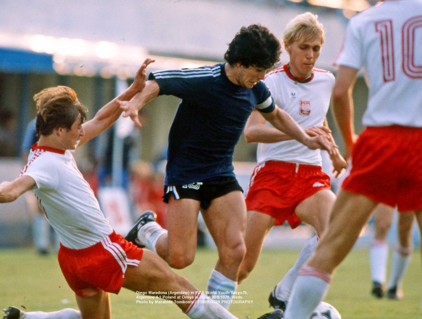El fotógrafo japonés Masahide Tomikoshi sorprendió al mundo al compartir inéditas imágenes de un joven Diego Armando Maradona. Las fotos, de su propia autoría, las sacó durante el Mundial Juvenil que conquistó la albiceleste en tierras niponas. También compartió registros del Mundial de México 1986. El fotógrafo japonés Masahide Tomikoshi sorprendió al mundo al compartir inéditas imágenes de un joven Diego Armando Maradona. Las fotos, de su propia autoría, las sacó durante el Mundial Juvenil que conquistó la albiceleste en tierras niponas. También compartió registros del Mundial de México 1986.