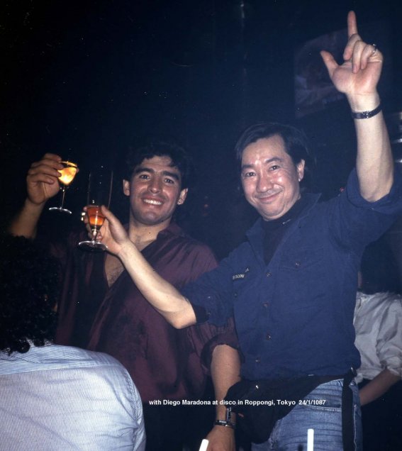 El fotógrafo japonés Masahide Tomikoshi sorprendió al mundo al compartir inéditas imágenes de un joven Diego Armando Maradona. Las fotos, de su propia autoría, las sacó durante el Mundial Juvenil que conquistó la albiceleste en tierras niponas. También compartió registros del Mundial de México 1986. El fotógrafo japonés Masahide Tomikoshi sorprendió al mundo al compartir inéditas imágenes de un joven Diego Armando Maradona. Las fotos, de su propia autoría, las sacó durante el Mundial Juvenil que conquistó la albiceleste en tierras niponas. También compartió registros del Mundial de México 1986.