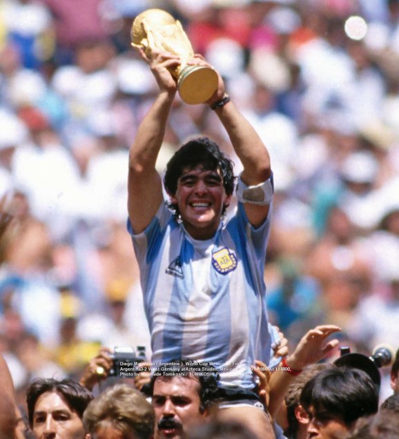 El fotógrafo japonés Masahide Tomikoshi sorprendió al mundo al compartir inéditas imágenes de un joven Diego Armando Maradona. Las fotos, de su propia autoría, las sacó durante el Mundial Juvenil que conquistó la albiceleste en tierras niponas. También compartió registros del Mundial de México 1986. El fotógrafo japonés Masahide Tomikoshi sorprendió al mundo al compartir inéditas imágenes de un joven Diego Armando Maradona. Las fotos, de su propia autoría, las sacó durante el Mundial Juvenil que conquistó la albiceleste en tierras niponas. También compartió registros del Mundial de México 1986.