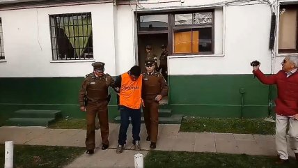 Carabineros trasladan a tribunales a femicida que degolló a su cónyuge en Curicó    Carabineros trasladan a tribunales a femicida que degolló a su cónyuge en Curicó