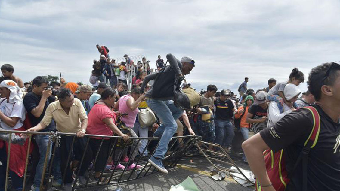 Miles de hondureños saltaron cordón policial en Guatemala y entraron a México