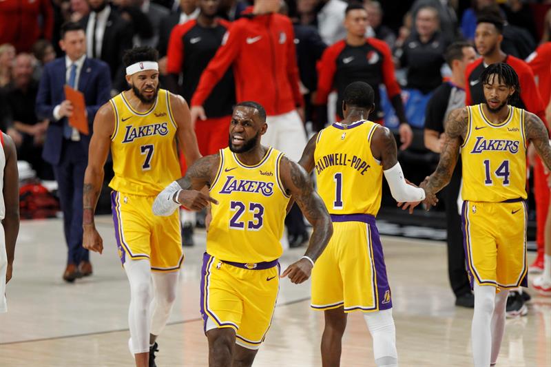 Portland Trail Blazers amargó el debut oficial de LeBron James con Los Angeles Lakers, al imponerse por 128-119 en el estreno de ambos equipos en la nueva temporada de la NBA. Portland Trail Blazers amargó el debut oficial de LeBron James con Los Angeles Lakers, al imponerse por 128-119 en el estreno de ambos equipos en la nueva temporada de la NBA.