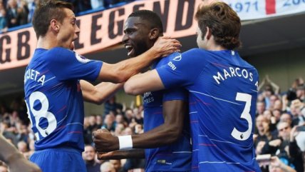   Chelsea logró momentáneamente el liderato exclusivo de la Premier tras empate ante el United 