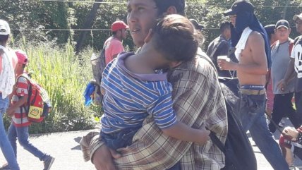 Migrantes siguen su caravana hacia Estados Unidos