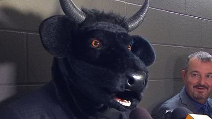   ¿Qué bicho le picó? Entrenador de hockey enfrentó a los medios con una cabeza de toro 