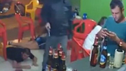  Cliente de un bar no se dio cuenta que lo estaban asaltando por estar 