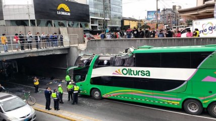 Perú: Bus de dos pisos se estrelló con un puente y dejó a varios heridos