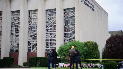   Decenas de personas llegaron a la sinagoga de Pittsburgh a conmemorar a las víctimas del tiroteo 