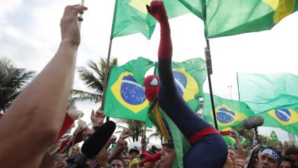   Simpatizantes de Bolsonaro y Haddad esperan los resultados en Brasil 