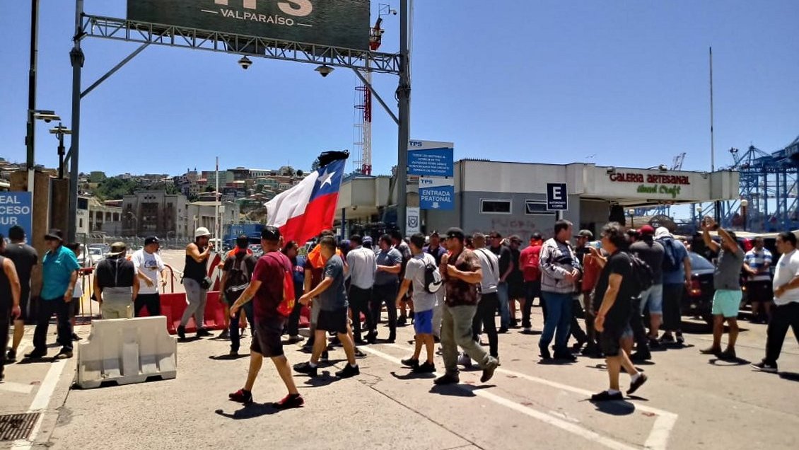 Trabajadores portuarios se tomaron acceso al muelle Prat de Valparaíso Trabajadores portuarios se tomaron acceso al muelle Prat de Valparaíso