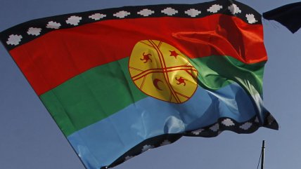 Solitario hombre levantó la bandera mapuche frente a comitiva de Piñera en Nueva Zelanda    Solitario hombre levantó la bandera mapuche frente a comitiva de Piñera en Nueva Zelanda