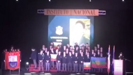 Estudiantes del Instituto Nacional se graduaron con gesto para el pueblo mapuche