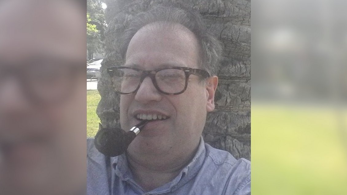 Tomás Jocelyn-Holt fue multado por fumar con su pipa en Las Condes