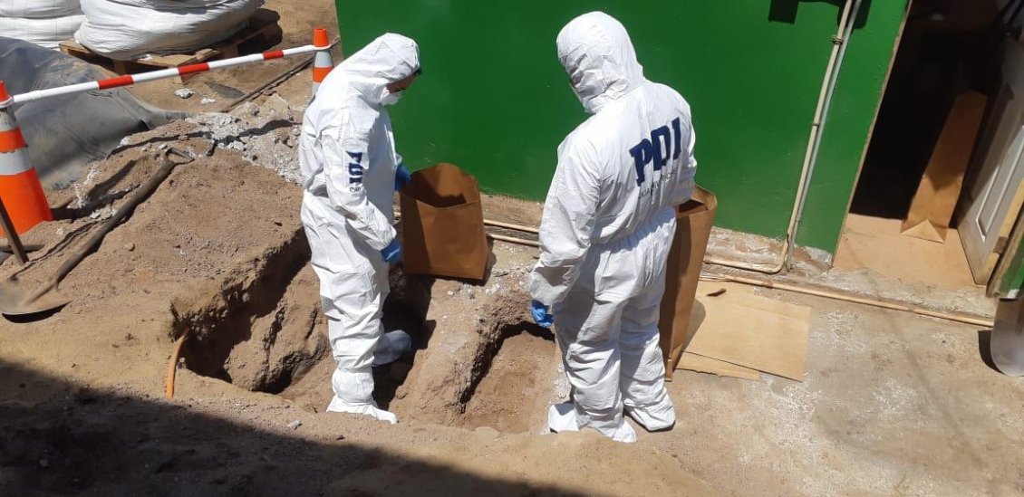 Un grupo de trabajadores encontró osamentas humanas mientras realizaba obras de ampliación del cierre perimetral de dependencias del ferrocarril Antofagasta-Bolivia en la calle Valdivia con Montevideo. Tras el hallazgo se dio aviso a PDI. Tras las primeras pericias se presume que pueden ser personas que están desaparecidas desde la noche del 18 de junio de 1991, cuando se produjo el aluvión que afectó a la ciudad. Un grupo de trabajadores encontró osamentas humanas mientras realizaba obras de ampliación del cierre perimetral de dependencias del ferrocarril Antofagasta-Bolivia en la calle Valdivia con Montevideo. Tras el hallazgo se dio aviso a PDI. Tras las primeras pericias se presume que pueden ser personas que están desaparecidas desde la noche del 18 de junio de 1991, cuando se produjo el aluvión que afectó a la ciudad.