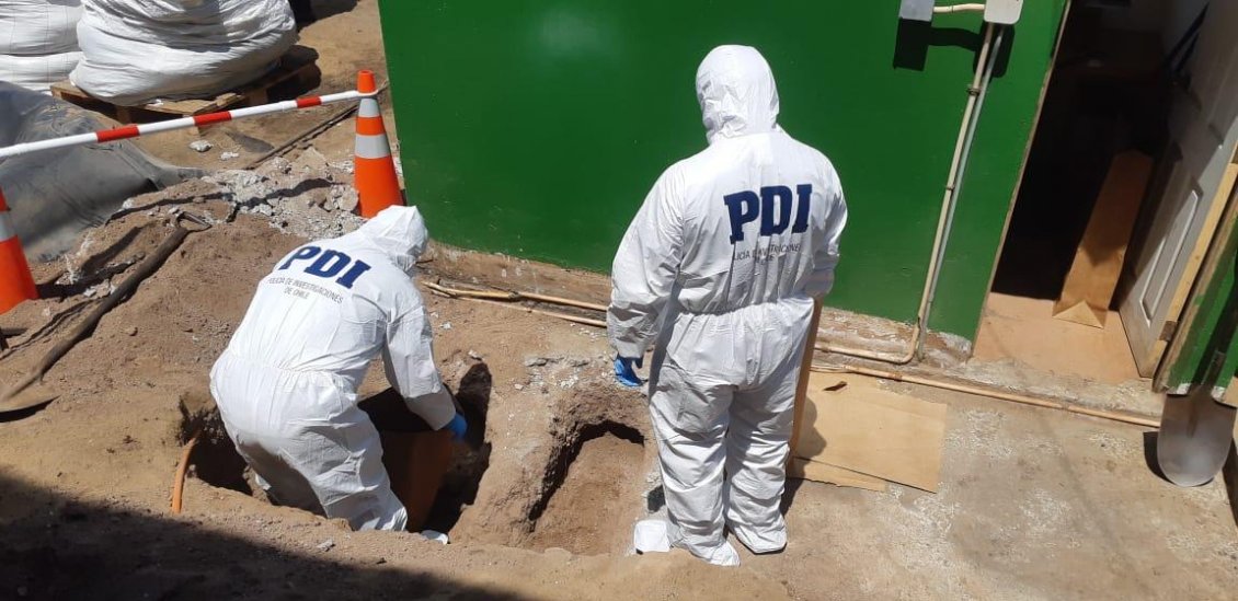 Un grupo de trabajadores encontró osamentas humanas mientras realizaba obras de ampliación del cierre perimetral de dependencias del ferrocarril Antofagasta-Bolivia en la calle Valdivia con Montevideo. Tras el hallazgo se dio aviso a PDI. Tras las primeras pericias se presume que pueden ser personas que están desaparecidas desde la noche del 18 de junio de 1991, cuando se produjo el aluvión que afectó a la ciudad. Un grupo de trabajadores encontró osamentas humanas mientras realizaba obras de ampliación del cierre perimetral de dependencias del ferrocarril Antofagasta-Bolivia en la calle Valdivia con Montevideo. Tras el hallazgo se dio aviso a PDI. Tras las primeras pericias se presume que pueden ser personas que están desaparecidas desde la noche del 18 de junio de 1991, cuando se produjo el aluvión que afectó a la ciudad.