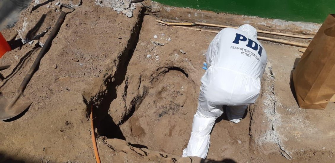 Un grupo de trabajadores encontró osamentas humanas mientras realizaba obras de ampliación del cierre perimetral de dependencias del ferrocarril Antofagasta-Bolivia en la calle Valdivia con Montevideo. Tras el hallazgo se dio aviso a PDI. Tras las primeras pericias se presume que pueden ser personas que están desaparecidas desde la noche del 18 de junio de 1991, cuando se produjo el aluvión que afectó a la ciudad. Un grupo de trabajadores encontró osamentas humanas mientras realizaba obras de ampliación del cierre perimetral de dependencias del ferrocarril Antofagasta-Bolivia en la calle Valdivia con Montevideo. Tras el hallazgo se dio aviso a PDI. Tras las primeras pericias se presume que pueden ser personas que están desaparecidas desde la noche del 18 de junio de 1991, cuando se produjo el aluvión que afectó a la ciudad.
