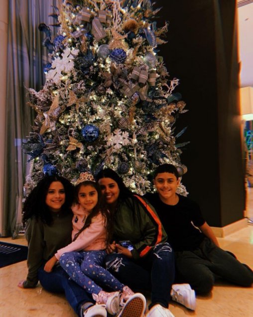 “Aquí mi orquesta. Los verdaderos 4 babys”, escribió durante Navidad el cantante Nicky Jam junto a sus cuatro hijos: Alyssa, Luciana, Yarimar y Joe Martin. “Aquí mi orquesta. Los verdaderos 4 babys”, escribió durante Navidad el cantante Nicky Jam junto a sus cuatro hijos: Alyssa, Luciana, Yarimar y Joe Martin.