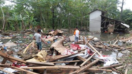   El tsunami deja cerca de 22.000 personas desplazadas en Indonesia 