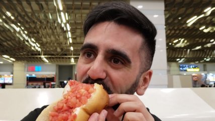   Youtuber argentino buscó el mejor completo en Chile 