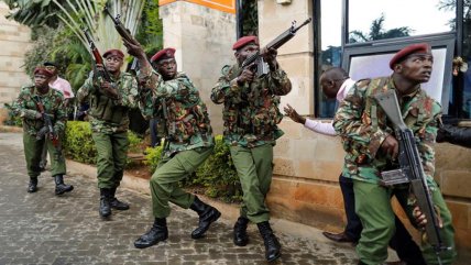   Pánico y autos en llamas tras explosiones y tiroteo en lujoso hotel en Nairobi 