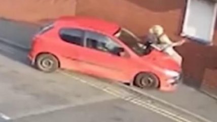   Conductor enfurecido peleó con mujer en la calle y embistió su auto contra ella 