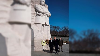   Trump visitó por sorpresa el monumento a Martin Luther King Jr. 