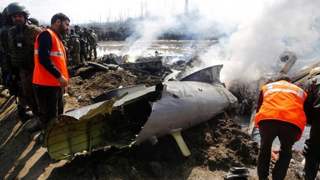  Pakistán cierra aeropuertos por escalada militar con la India  