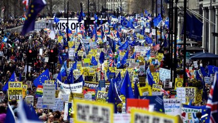  Masiva marcha exigió un nuevo referéndum del 