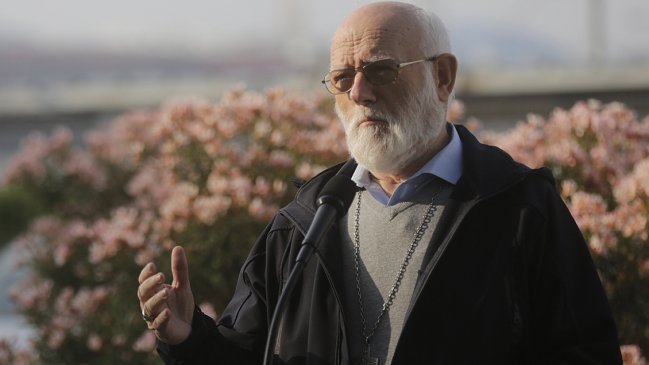 Aós viaja a Roma para discutir con el papa 