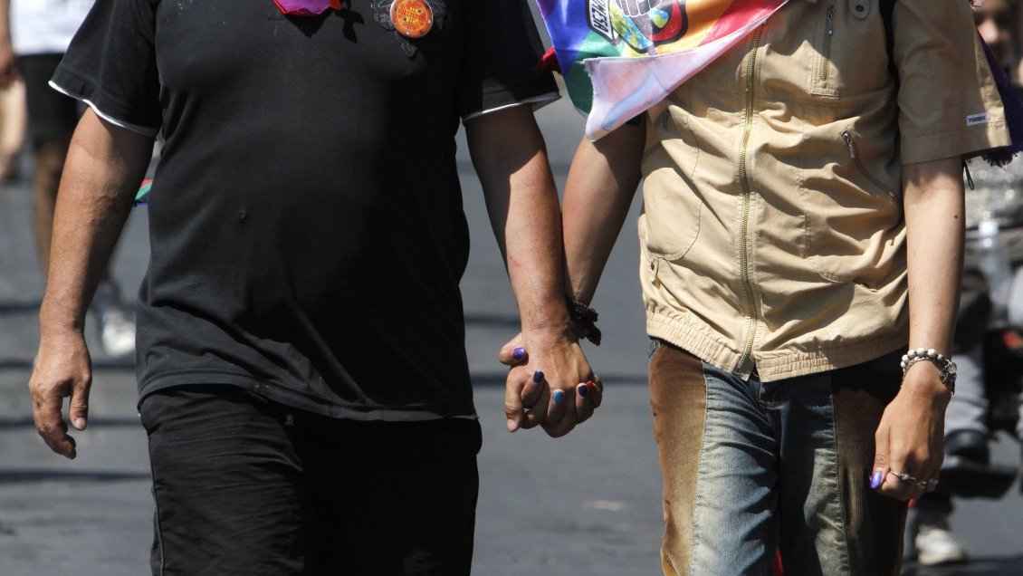 Cámara vota ley de adopción: Gobierno repuso indicación sobre roles de padre y madre