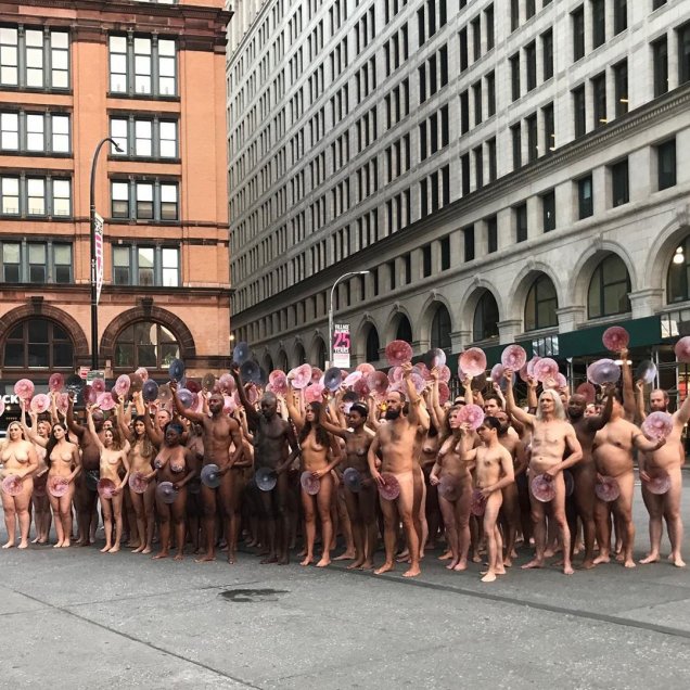 Fotos] Más de 100 mujeres protestaron desnudas frente a la oficina de  Facebook junto a Spencer Tunick 