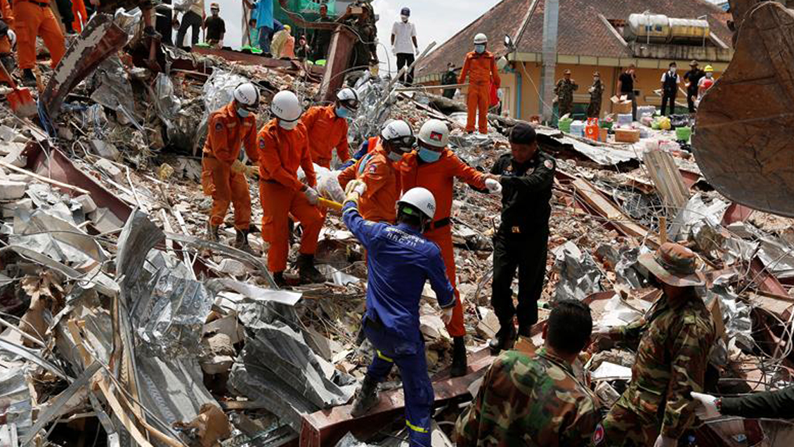 Aumentan a 25 los muertos en derrumbe de un edificio en Camboya