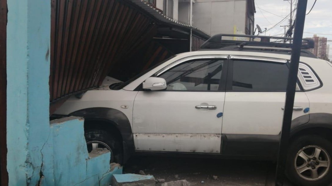 Automóvil quedó incrustado en una vivienda de Iquique