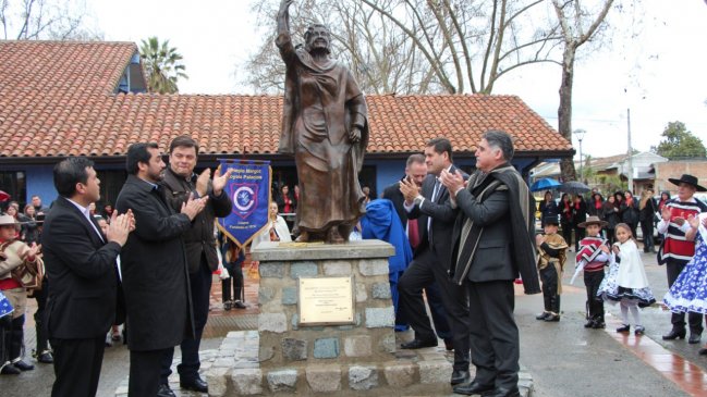  Inauguran estatua tamaño natural de Margot Loyola  