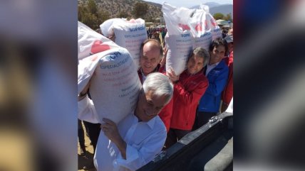   Se echó el peso al hombro: Piñera cargó saco con ayuda para crianceros de Punitaqui 