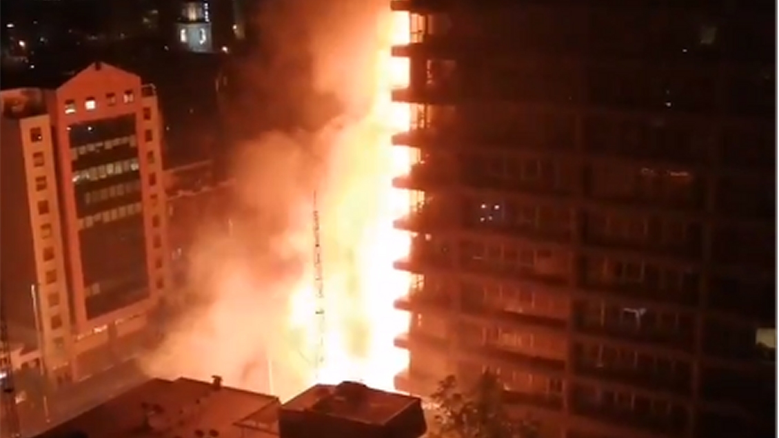 Incendio afecta al edificio de Enel en el centro de Santiago