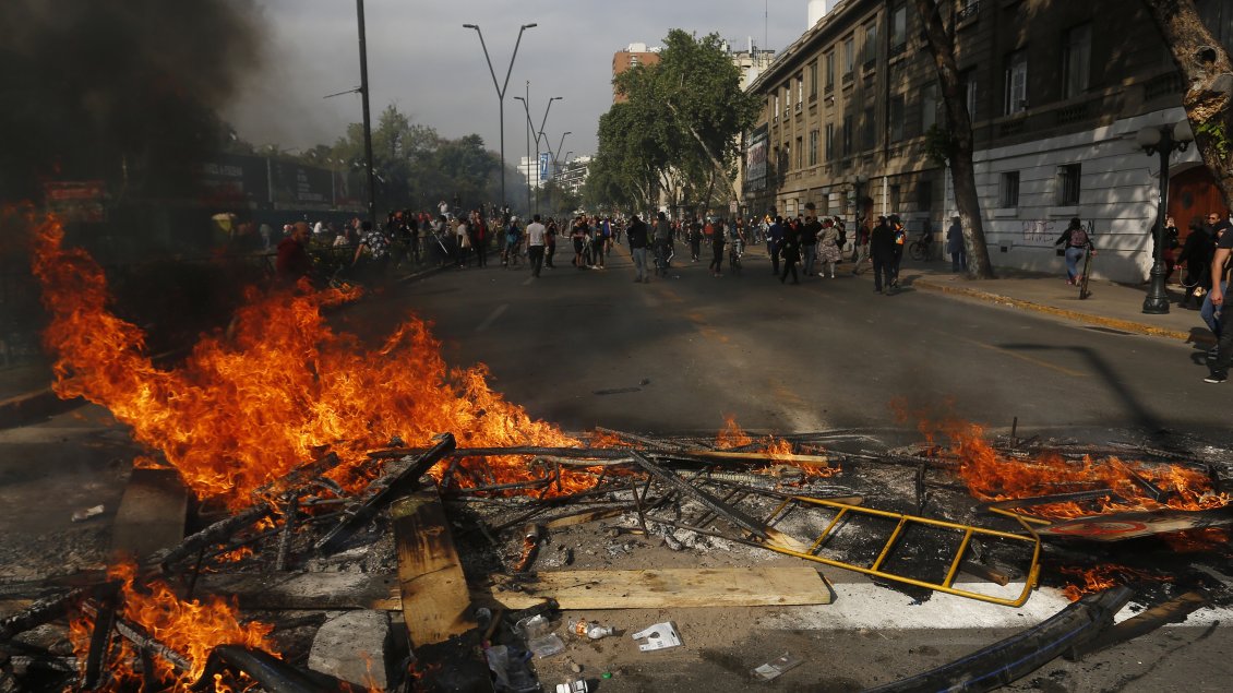 Toque de queda en Santiago tras inédito estallido social Toque de queda en Santiago tras inédito estallido social
