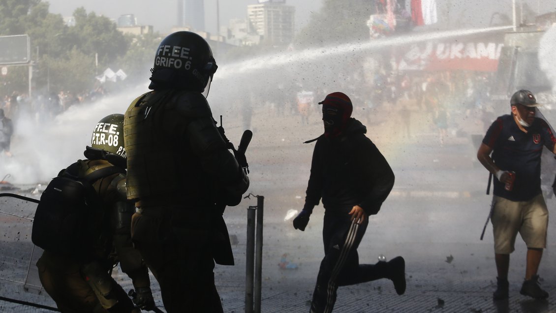 SAMU denuncia que actuar de Carabineros dificultó la reanimación del fallecido en Plaza Italia