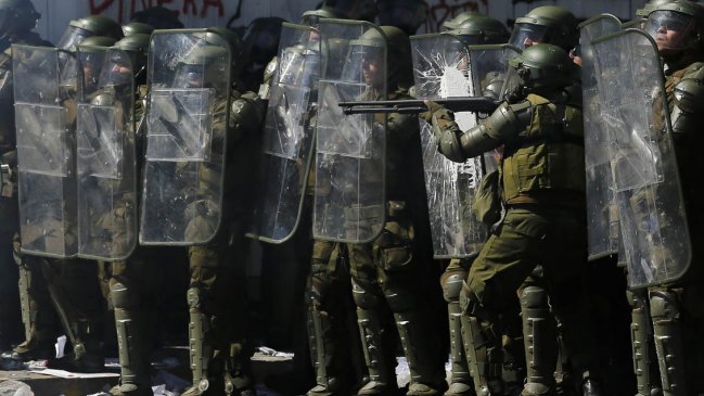 Carabineros y denuncias de entorpecer labor médica en Plaza Italia: 