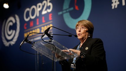   Increpan a Michelle Bachelet en plena COP25 