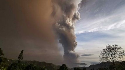   Miles de personas evacuadas por actividad del volcán Taal, en Manila 