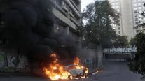 Manifestantes incendiaron vehículo en cercanías de Plaza Baquedano Manifestantes incendiaron vehículo en cercanías de Plaza Baquedano