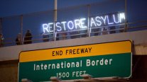 EEUU: Iluminan pasarela fronteriza con México para protestar EEUU: Iluminan pasarela fronteriza con México para protestar