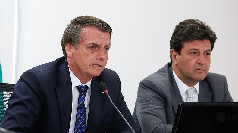 Bolsonaro sacó de su cargo al ministro de Salud que lo cuestionaba Bolsonaro sacó de su cargo al ministro de Salud que lo cuestionaba