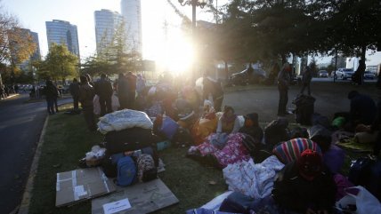  Con carpas y equipaje: Ciudadanos bolivianos acampan fuera de consulado  