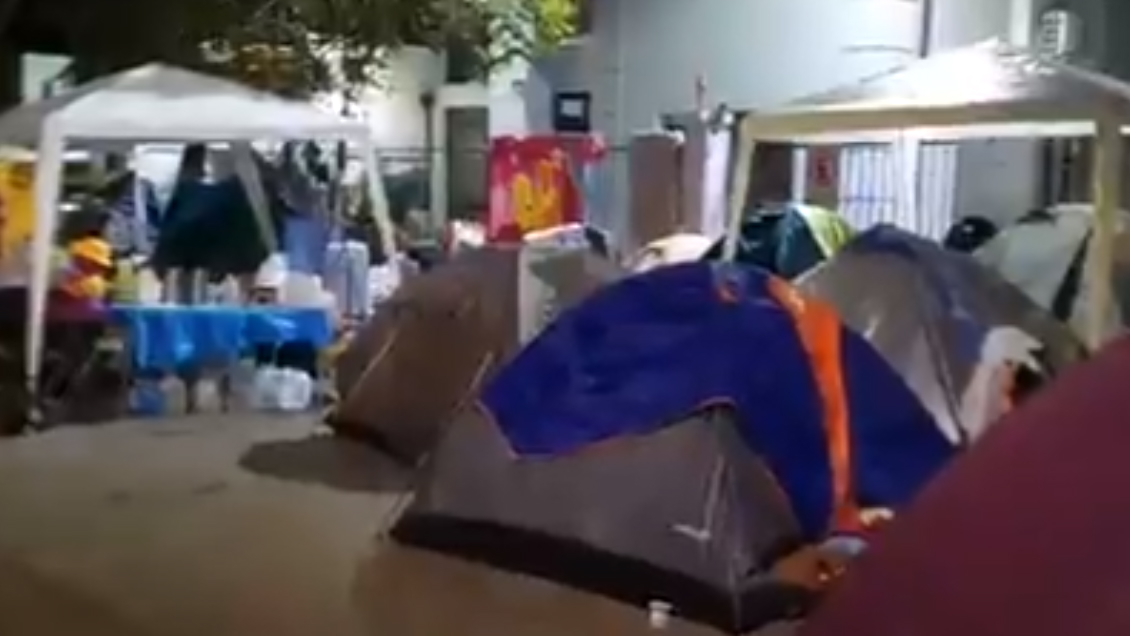 Casi 400 venezolanos sin techo cumplen más de dos semanas acampando frente a la embajada en Chile